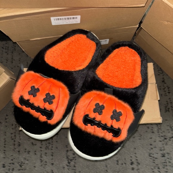 Black and Orange Cute Plushy Halloween Slippers - Picture 5 of 5